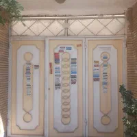 درب حیاط ماشین رو درب ورودی حال  نرده پله