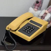 میز تلویزیون و تلفن