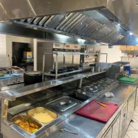 کلیه تجهیزات اشپزخانه و کافه به صورت کلی یک جا