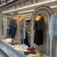 همکار خانم با تجربه در کار فروشندگی