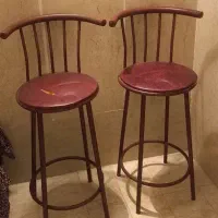 دو عدد صندلی پایه بلند به فروش می رسد