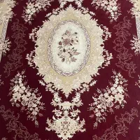 فرش تمیز و سالم ۶ متری و تخت خواب فلزی