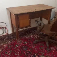 یک عدد میز چوبی همراه دو عدد صندلی گردون