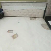 یک عدد تخت همراه تشک