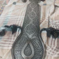 علامت ۵ تیغ با شال و کتیبه و کلاه خود