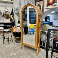 اینه قدی و جاکفشی ایستاده