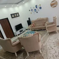 مبل راحتی سالم بدون هیچ گونه پارگی پارچه