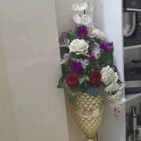 گلدان طلایی با گل های خارجی نو مناسب خاستگاری