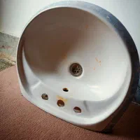 دو عدد دستشویی فرنگیه نو یک عدد روشویی کار کرده