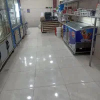 همکار در مغازه لبنیات