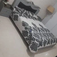 تخت دونفره به همرا پاتختی و آینه دراور