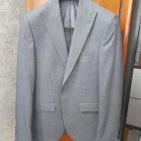 کت و شلوار طوسی همراه با جلیقه