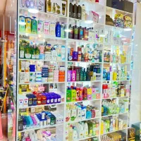 به یک همکار خانم جهت فروشندگی آرایشی بهداشتی