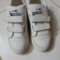 کتانی سفید|کیف، کفش، کمربند|بومهن, |دیوار