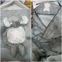 کیسه خواب و پتو دورپیچ و تعدادی لباس