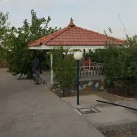 باغشهری-درختان-بزرگ-آب-و-برق-دار-سیاخ-دارنگون