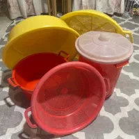 تعدادی تشت و سبد و سطل پلاستیکی