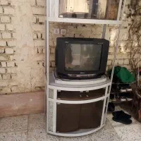 تلویزیون بهمراه میز تلویزیون