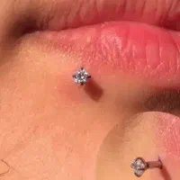 پیرسینگ، کاشت مژه