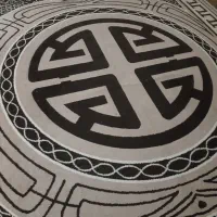 تعدادی روبالشتی و فرش