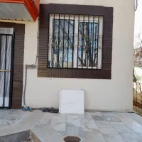 درب پنجره پیویسی در حد نو و سالم با حفاظ طرح دار