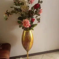 گلدان به همراه سه شاخه گل