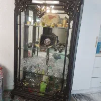 ویترین چوب روس ومیزِجلو مبلی و۳عددعسلی جنس برنجی