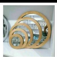 آیینه گرد بسیار تمیز