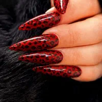 آموزش کاشت ناخن پشتیبانی نامحدود(یازده سال سابقه)