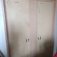 یک عدد کمد آهنی دو درب فروخته می‌شود.