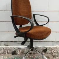 صندلی چرخدار دارای جک تنظیم ارتفاع