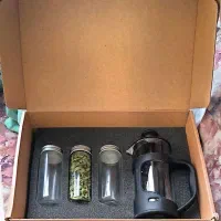 ست دمنوش و ظروف شیشه‌ای عطاری.