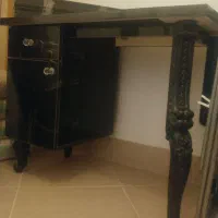 اینه و میز و صندلی ارایشگاه