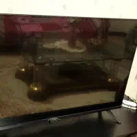 تلویزیون به همراه میز