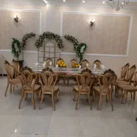 ۵ عدد میز و۳۰ عدد صندلی