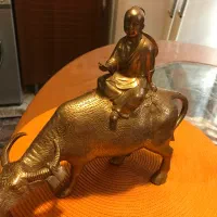 مجسمه برنزی بودا کتاب بدست گاوسوار