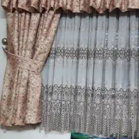 یک عدد پرده حریر همراه با دکوری مناسب پنجره
