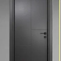 درب چوبی ورودی آپارتمان در سرویس توالت و حمام ...