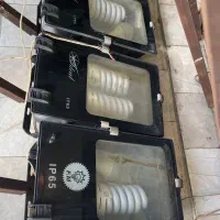 سه عدد نور افکن و یک عدد لوستر