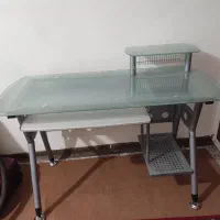 میز تحریر و کامیوتر