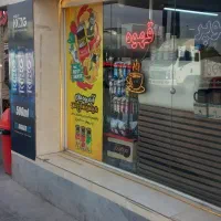 فروشنده سوپر مارکت داخل جایگاه سوخت