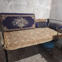 نشیمن آهنی حیاط