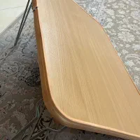 میز تحریر و گل جاودانه و جا شکلاتی