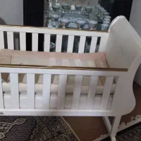 تخت گهواره ای ومیز تعویض کودک