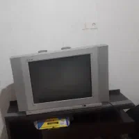 تلوزیون صفحه تخت سامسونگ نقره ای.با میز