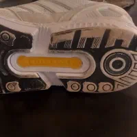 کتانی آدیداس|کیف، کفش، کمربند|میانه, |دیوار