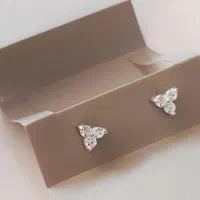 گوشواره نقره با نگین زیرکنیا سفید برای بانوی جذاب