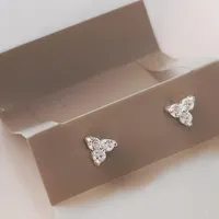 گوشواره نقره با نگین زیرکنیا سفید برای بانوی جذاب