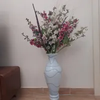 گل همراه با گلدان پایه بلند خارجی