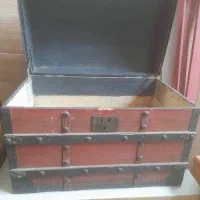 صندوق قدیمی|کلکسیون اشیاء عتیقه|لاهیجان, انقلاب|دیوار